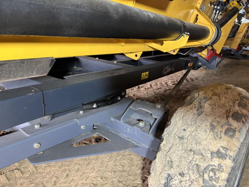 New Holland 9.80 combine harvester 35 feet 128