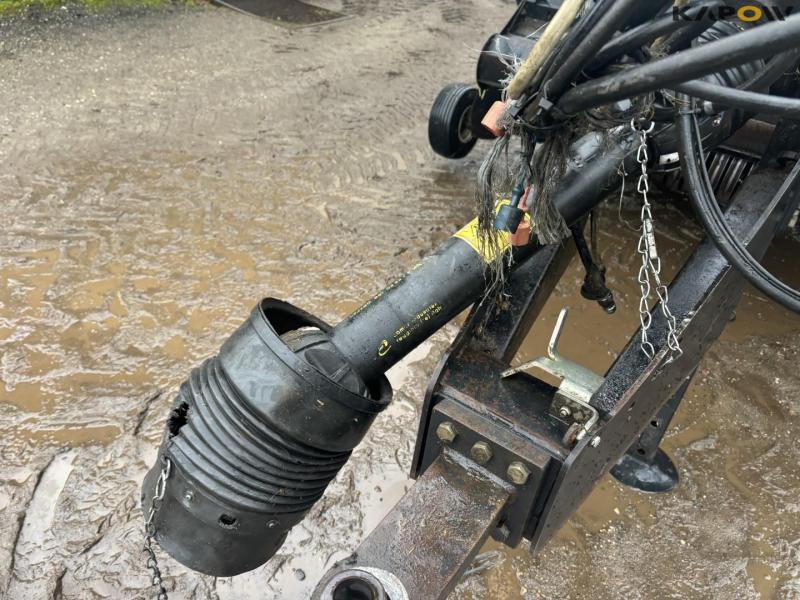 New Holland Bigbaler 890 with bale trailer 16
