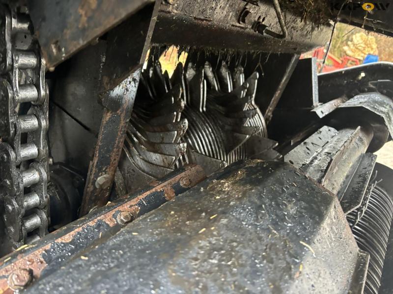 New Holland Bigbaler 890 with bale trailer 28