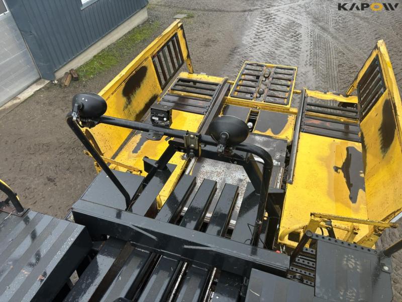 New Holland Bigbaler 890 with bale trailer 44