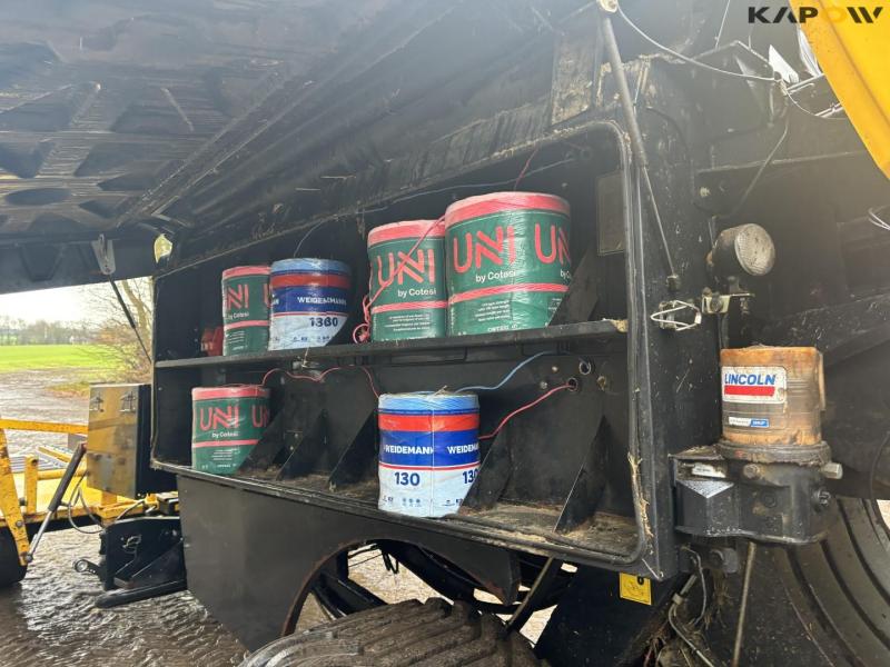 New Holland Bigbaler 890 with bale trailer 53