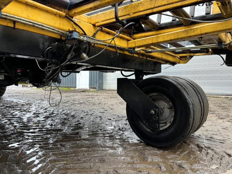 New Holland Bigbaler 890 with bale trailer 62
