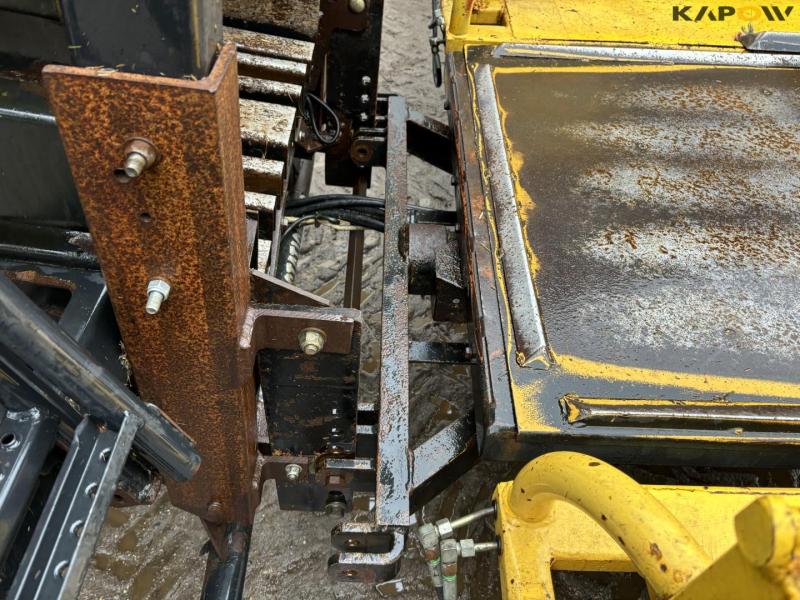 New Holland Bigbaler 890 with bale trailer 66