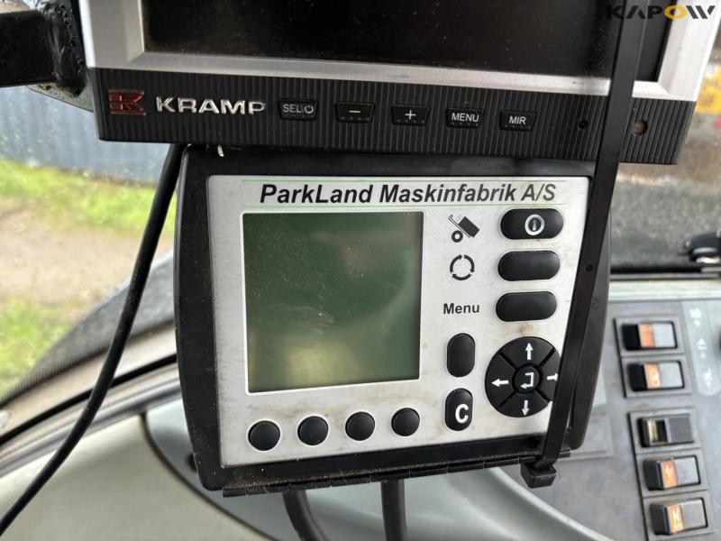 New Holland Bigbaler 890 with bale trailer 73