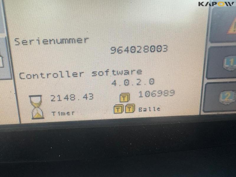 New Holland Bigbaler 890 with bale trailer 80