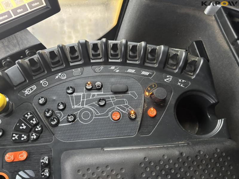 New Holland CR 8.90 Relevation 4 WD 30ft 86