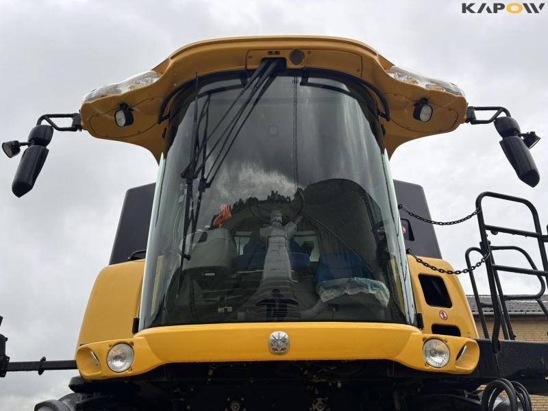 New Holland CR 9080 combine harvester 30 feet 13