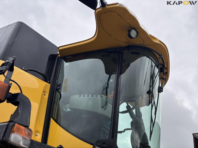 New Holland CR 9080 combine harvester 30 feet 17