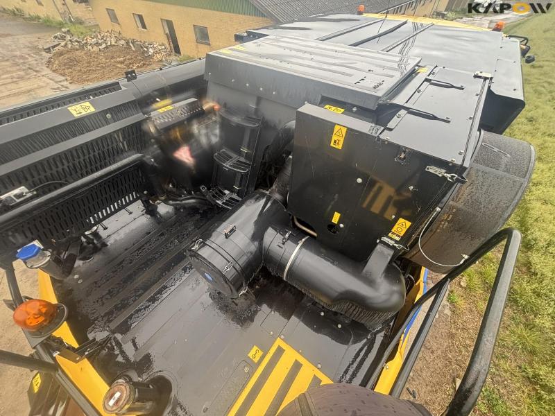 New Holland CR 9080 combine harvester 30 feet 90