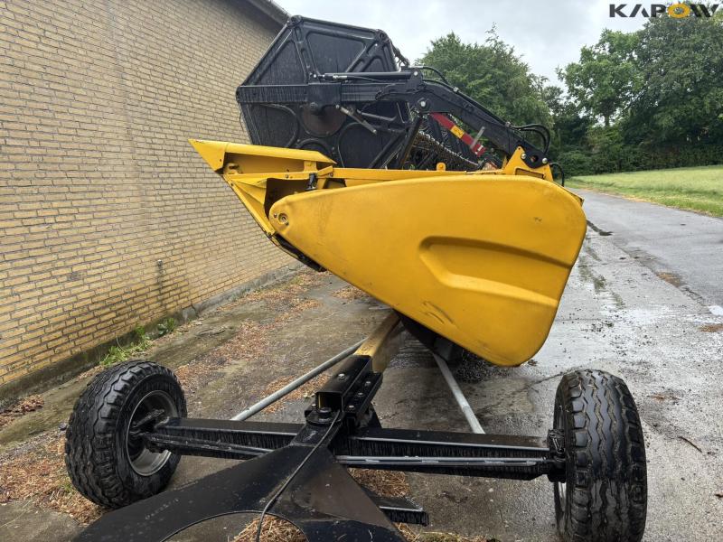 New Holland CR 9080 combine harvester 30 feet 107