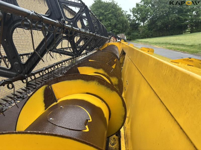 New Holland CR 9080 combine harvester 30 feet 166
