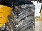 New Holland CR 9080 combine harvester 30 feet 73