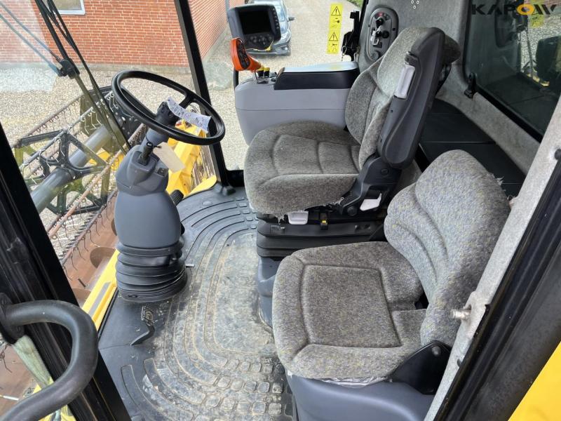 New Holland CR9080 SLH combine harvester with 30 foot header 63
