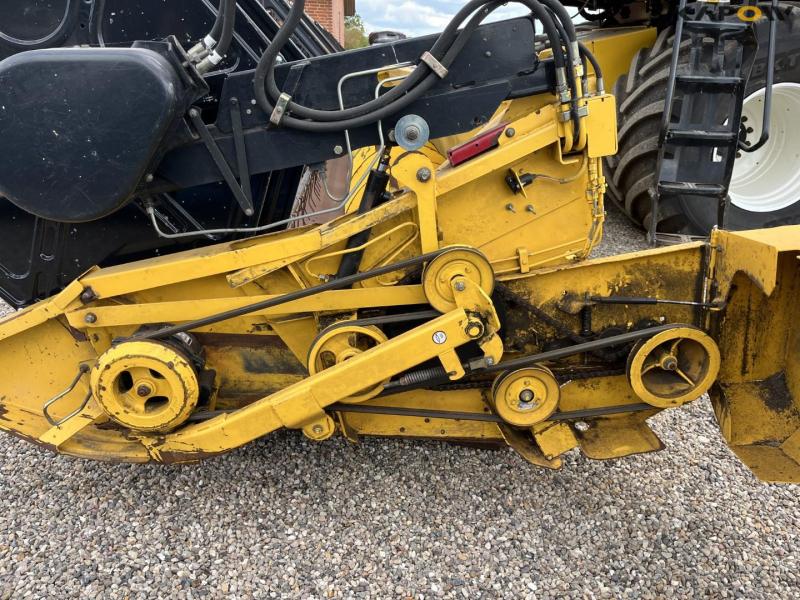 New Holland CR9080 SLH combine harvester with 30 foot header 73