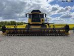 New Holland CR9080 SLH combine harvester with 30 foot header 2