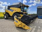 New Holland CR9080 SLH combine harvester with 30 foot header 3