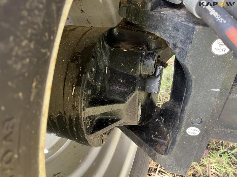 New Holland CR9090 combine with 41-foot varifeed header 10