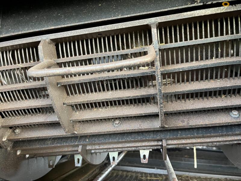 New Holland CR9090 combine with 41-foot varifeed header 26