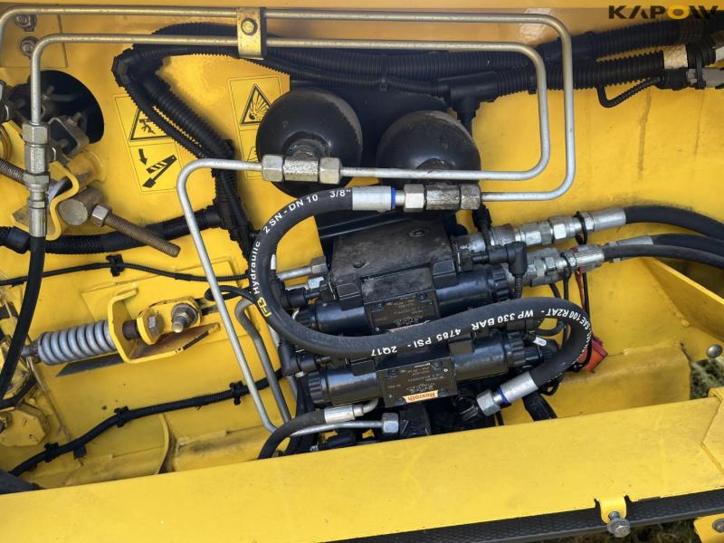 New Holland CR9090 combine with 41-foot varifeed header 33