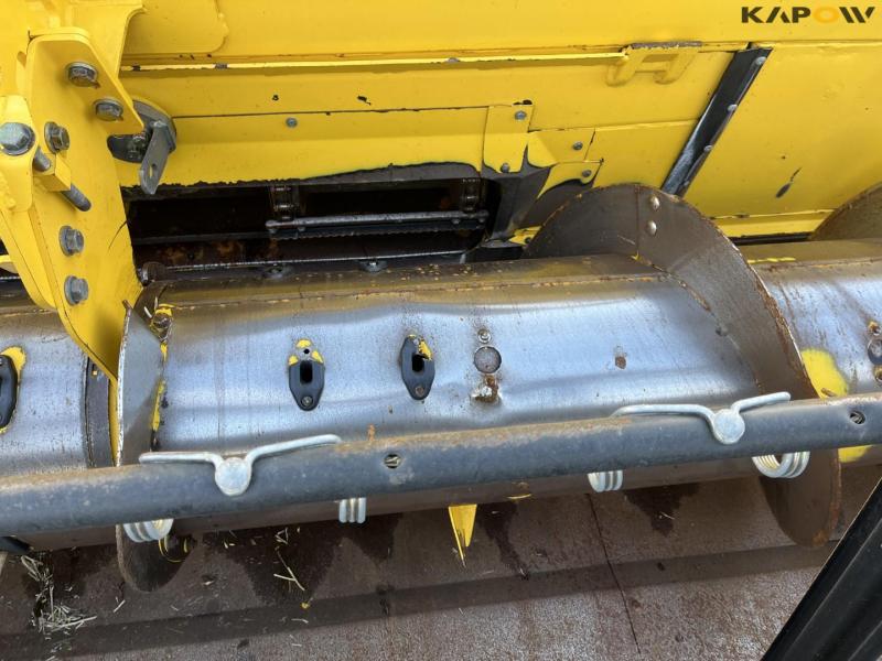 New Holland CR9090 combine with 41-foot varifeed header 41