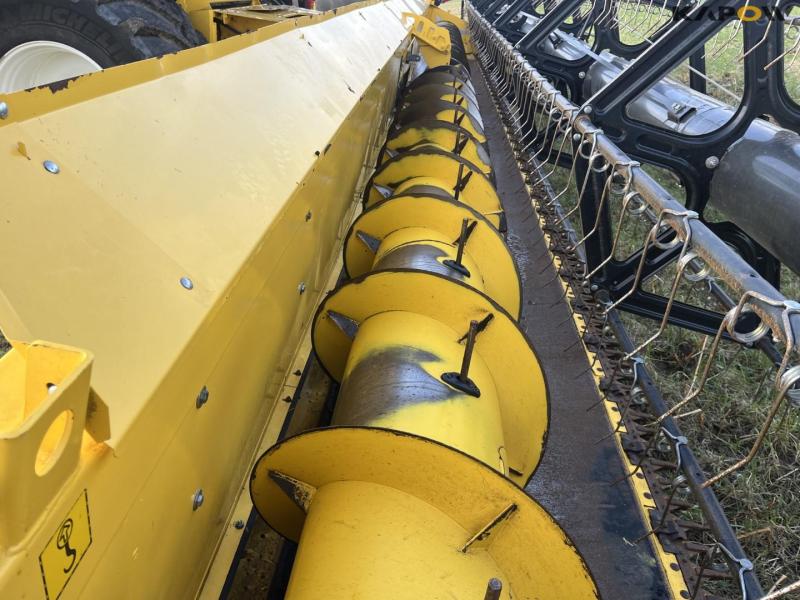 New Holland CR9090 combine with 41-foot varifeed header 44