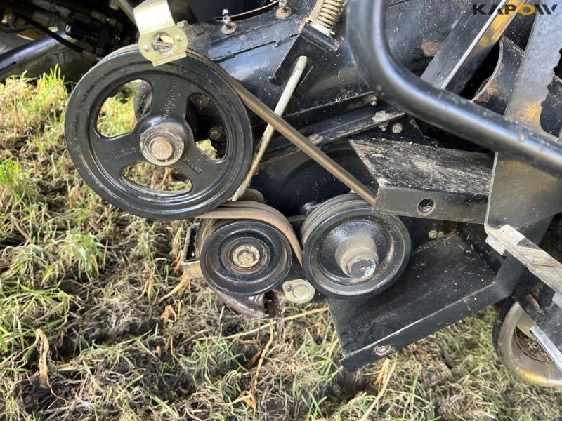 New Holland CR9090 combine with 41-foot varifeed header 58