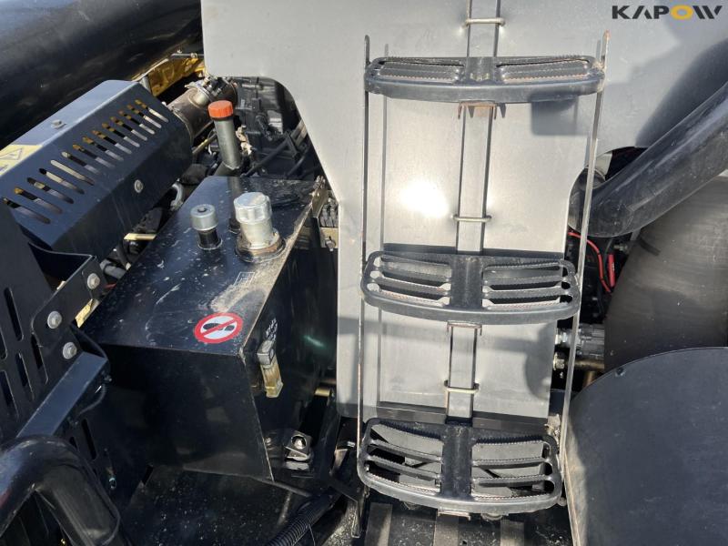 New Holland CR9090 combine with 41-foot varifeed header 65