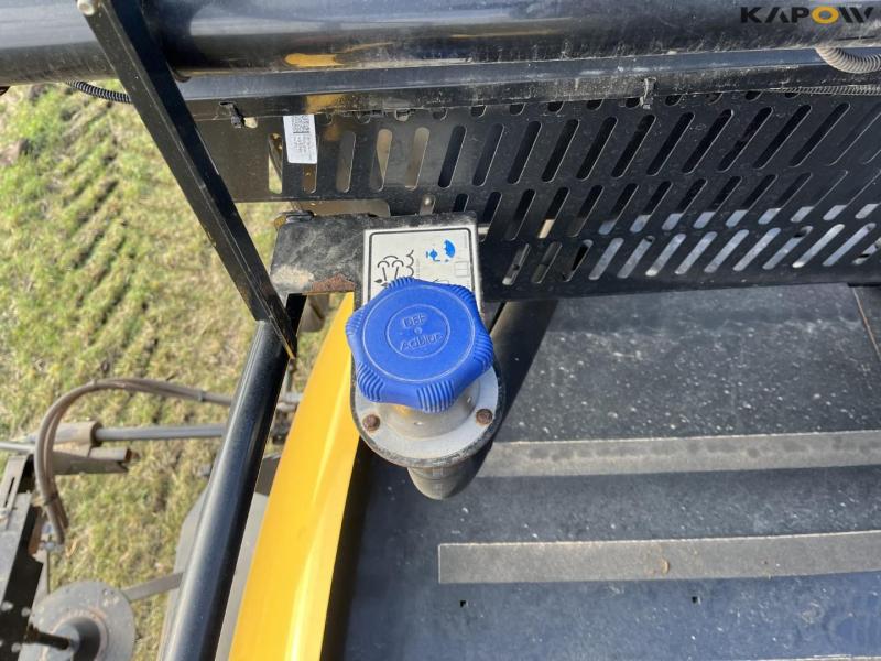 New Holland CR9090 combine with 41-foot varifeed header 72