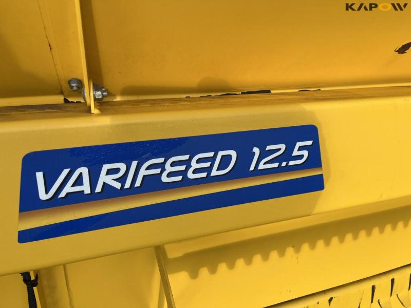 New Holland CR9090 combine with 41-foot varifeed header 75