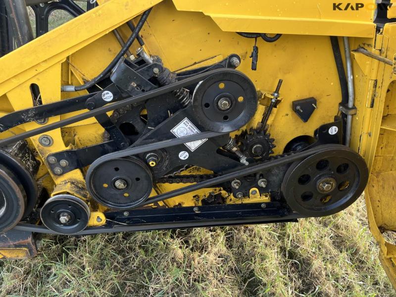 New Holland CR9090 combine with 41-foot varifeed header 76