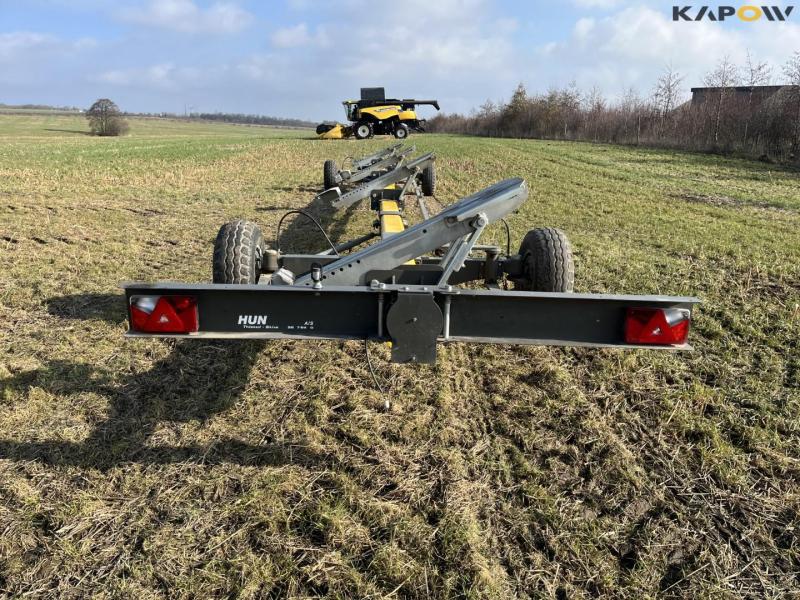 New Holland CR9090 combine with 41-foot varifeed header 97