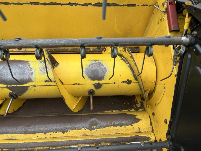 New Holland CX840 combine with 24 foot header 17