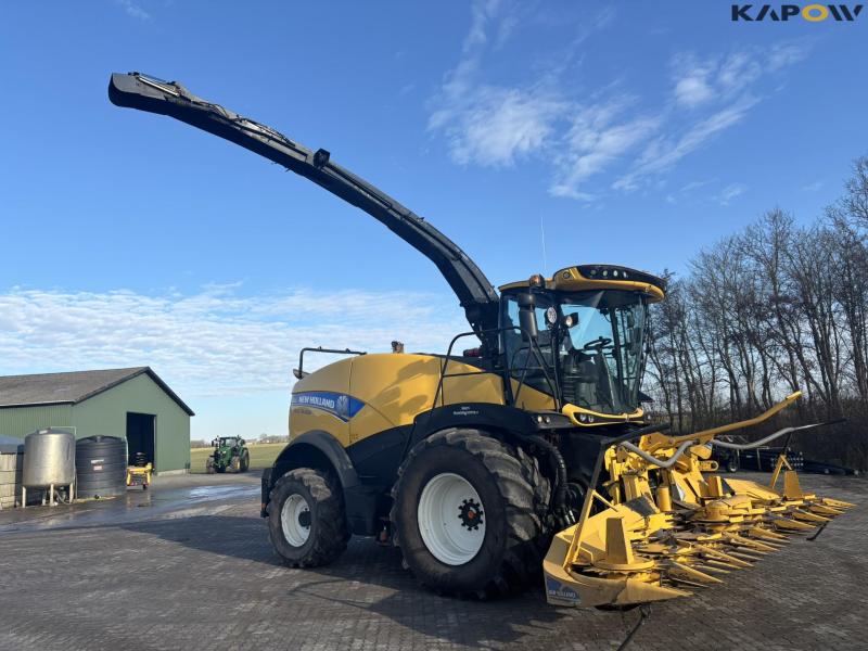 New Holland FR550 with corn header and pickup 3
