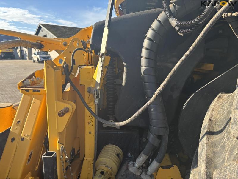 New Holland FR550 with corn header and pickup 55