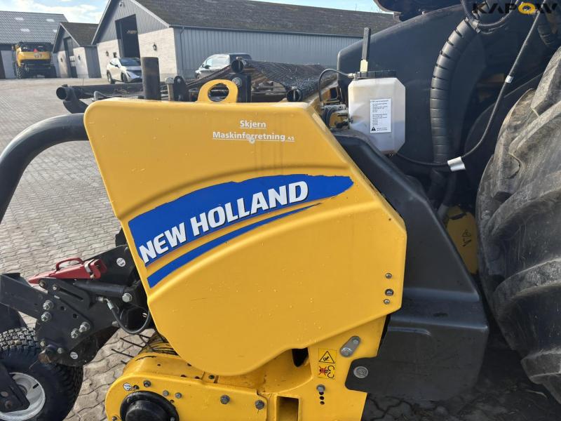 New Holland FR550 with corn header and pickup 83