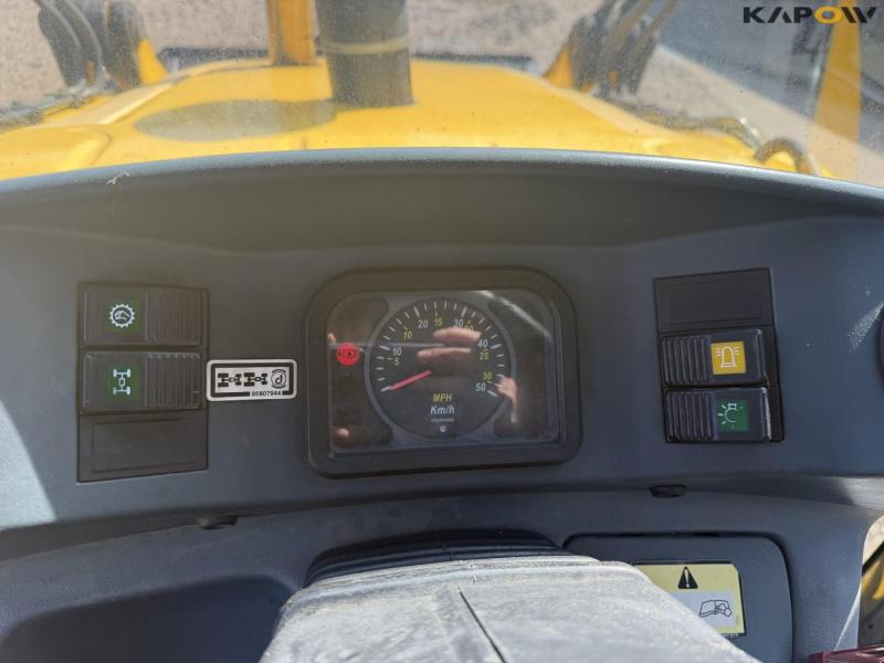 New Holland LB115B-4PS backhoe loader 31