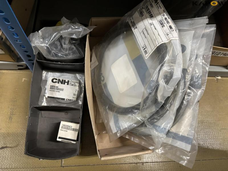 New Holland spare parts/filters - new 32