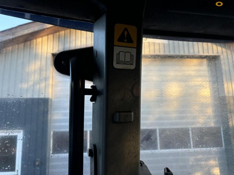 New Holland TM190 tractor 56