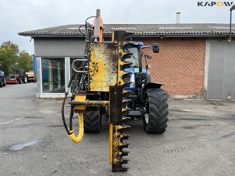 New Holland TS135A tractor with Epoke arm mower 2