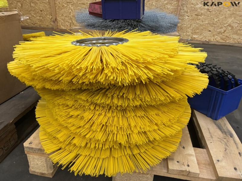 Nylon and steel brushes 17