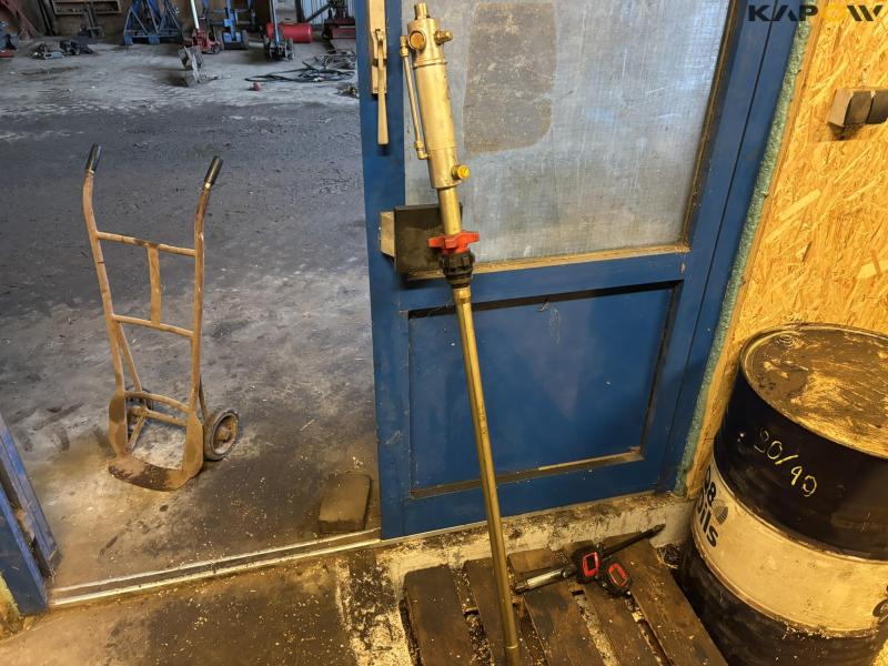 Oil dispensers and pumps 13