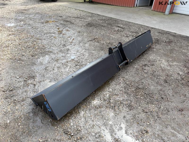 Cleaner bucket with Hydrema hitch 7