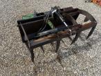 Assault claw with quick hitch for vm loader 5