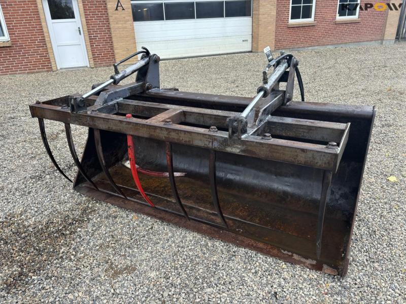 Surface bucket with Volvo hitch 1
