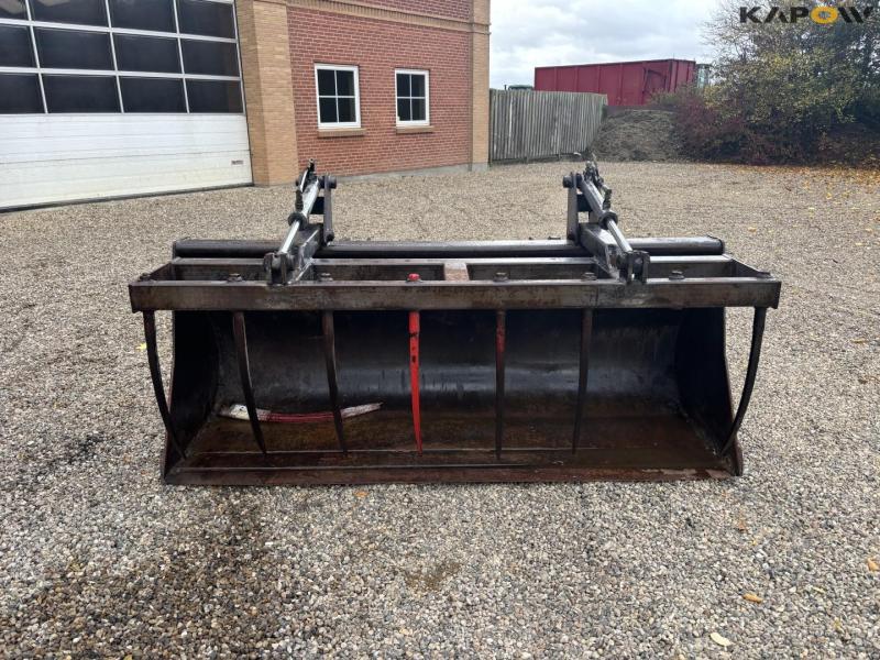 Surface bucket with Volvo hitch 2