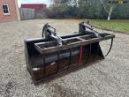 Surface bucket with Volvo hitch 3