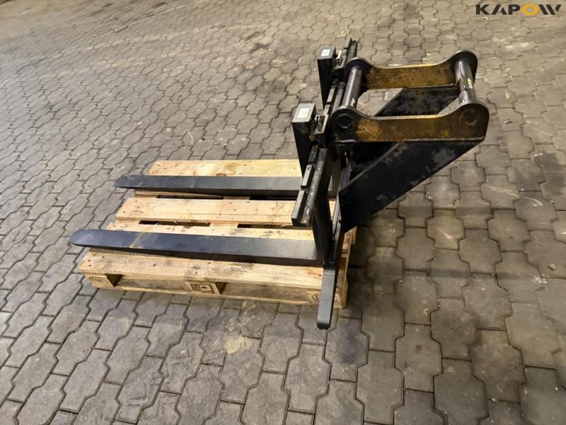 Pallet forks with Hydrema Hitch 8