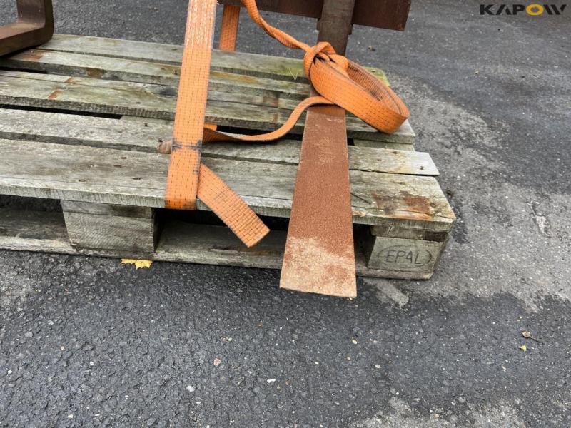 Pallet forks with Avant hitch 9