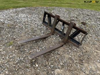 Pallet forks with Euro hitch
