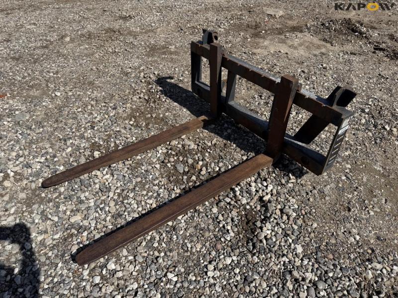 Pallet forks with Euro hitch 1